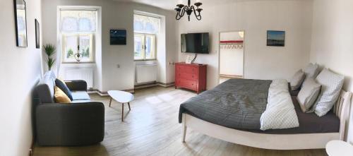 2 bedrooms, 3 beds