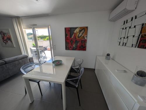 Villa with air-conditioned pool, 15 minutes from beaches and Montpellier in ฟาเบรกาส