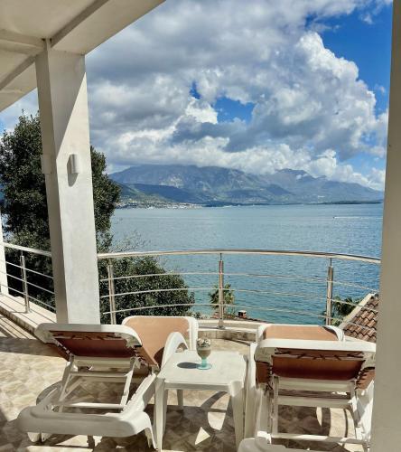 Seafront Villa Montenegro1 min to the Sea in Baosici