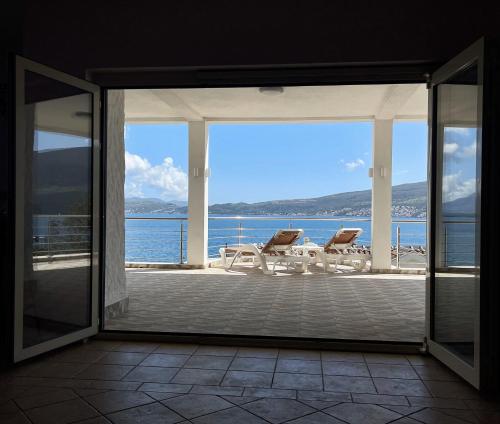 Seafront Villa Montenegro1 min to the Sea in Baosici