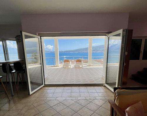 Seafront Villa Montenegro1 min to the Sea in Baosici