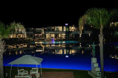 THE BLYDE CRYSTAL LAGOON F&S LUxurious Apartment 3bed - Pretoria