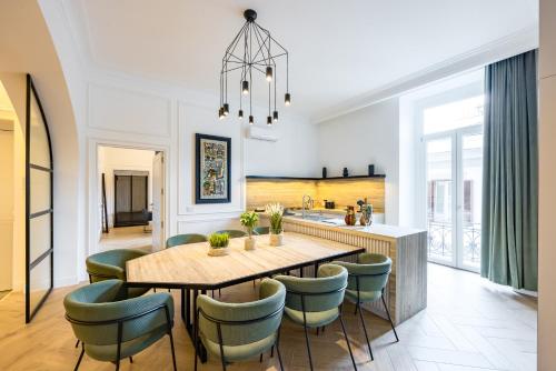 Chic Lifestyle Apartment by NapoliApartments