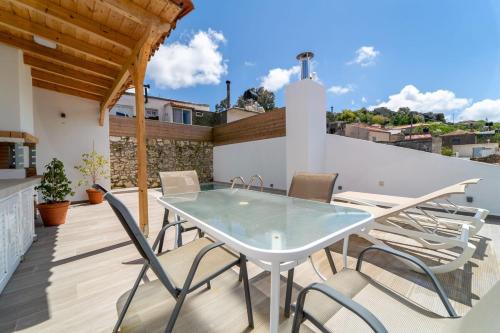 Cretan Country Villa with Shared pool in Agia Varvara