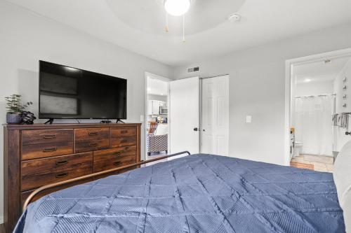 Walk-In, no stairs Condo, 4 mins to Silver Dollar City, 14 mins to Ball Park of America, Amazing Ozark Mountian Views in Branson, USA