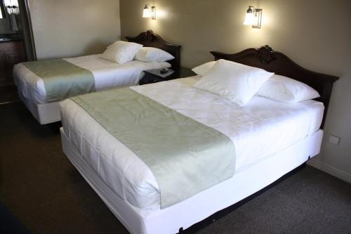 2 queen beds