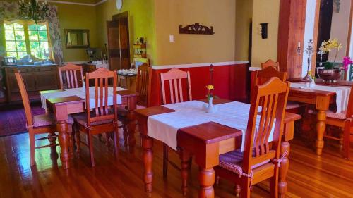 Three Gables Guesthouse – Upington, NM
