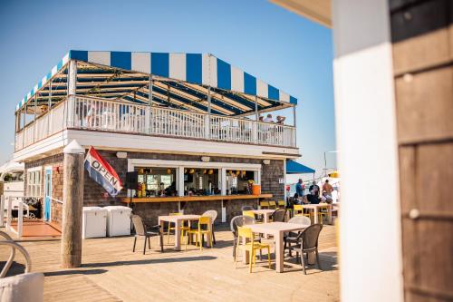 Bar/Lounge, Champlin's Marina & Resort in New Shoreham (RI)