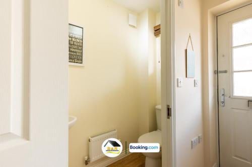 ฝักบัว, 3 Bedroom House By B and R Serviced Accommodation Amesbury With Wifi & Free Parking in แอมแมสบูรี่