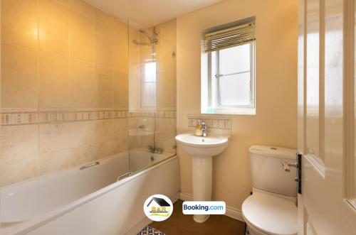 ห้องน้ำ, 3 Bedroom House By B and R Serviced Accommodation Amesbury With Wifi & Free Parking in แอมแมสบูรี่