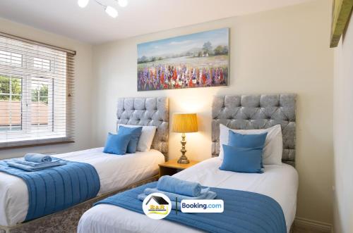 3 Bedroom House By B and R Serviced Accommodation Amesbury With Wifi & Free Parking in แอมแมสบูรี่