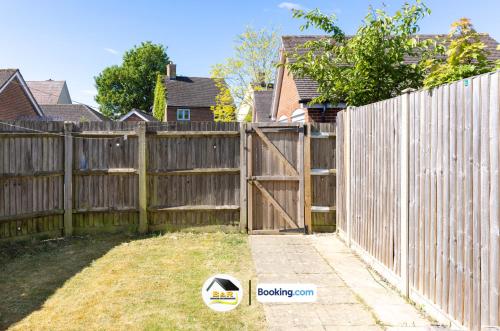 สวน, 3 Bedroom House By B and R Serviced Accommodation Amesbury With Wifi & Free Parking in แอมแมสบูรี่