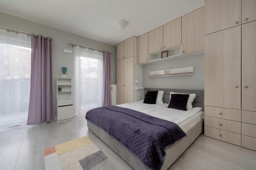 Charming Studio with Balcony in Wrocław's Nadodrze by Noclegi Renters, Wroclaw