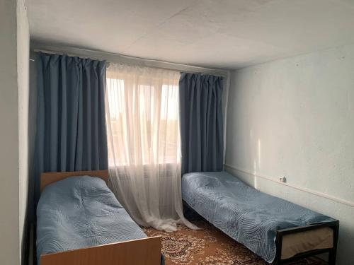 2 twin beds