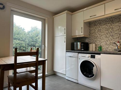 2 Bed & 2 Bath-Flat-Driving Distance to Edinburgh in ลิฟวิ้ง