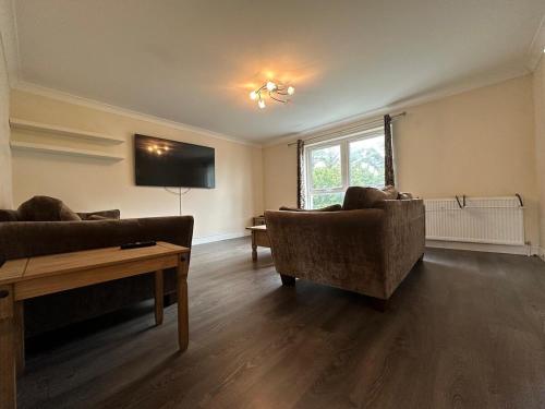 2 Bed & 2 Bath-Flat-Driving Distance to Edinburgh in ลิฟวิ้ง