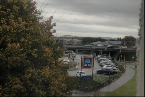 2 Bed & 2 Bath-Flat-Driving Distance to Edinburgh in ลิฟวิ้ง