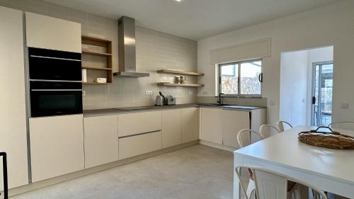 Kitchen, Cruzeiro by Check-in Portugal in Ferrarias