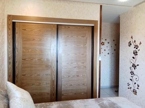 Chambre climatisée proche aéroport avec salle de bain privée & balcon (Chambre climatisee proche aeroport avec salle de bain privee & balcon) in 벨 아루시