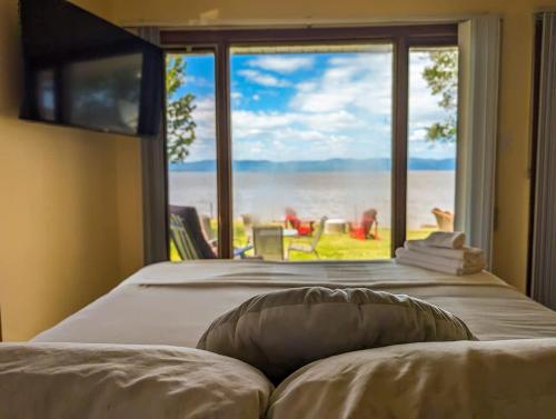 . Chalet Studio #1 Waterfront with Spa Fireplace & Wifi