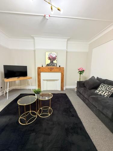 Large 5 bedroom House close to station, Londyn