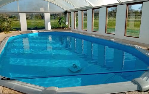 Peldbaseins, Stunning Home In Grandmesnil in L'Oudon
