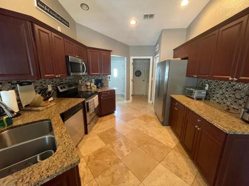 Konyha, Modern 3BR Home, Saltwater Pool, Fenced Yard in Spring Hill (Florida)