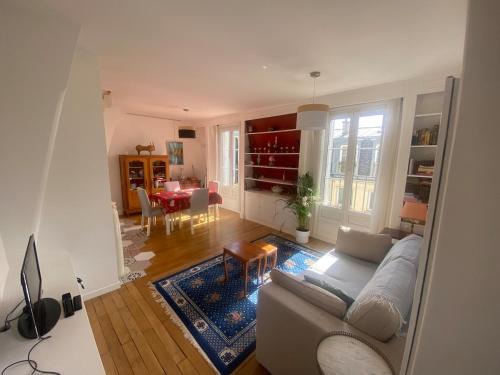 2 rooms, 6th arrondissement, bright, view of Invalides