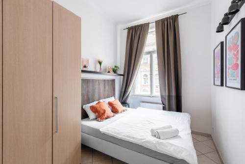Tyrsova Apartment Near Vinohrady - Self Check in, Praga