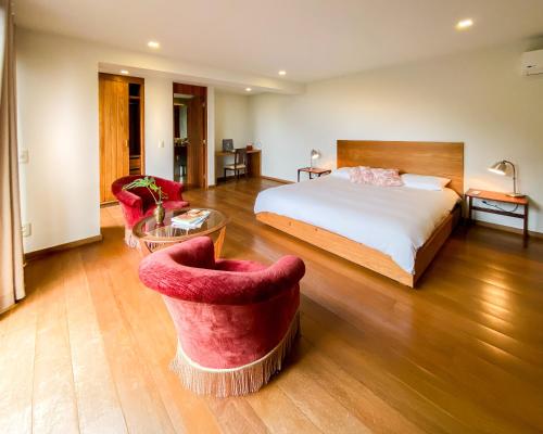 King Room with Mountain View room in Chez Georges