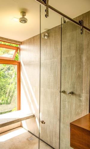King Room with Mountain View image 5