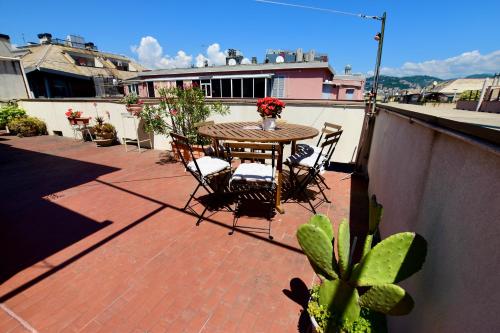 Classicosuitetetti Stylish penthouse with private sun terrace, near the Fiera and beaches, Genua