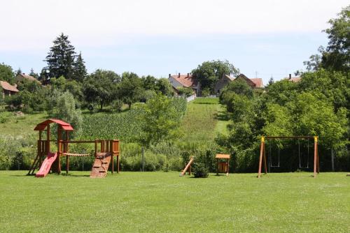 Csicsergő Szabadidőközpont (Csicsergo Szabadidokozpont) in Petrikeresztur