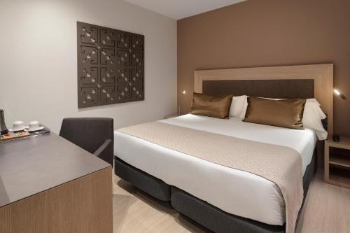 Double or Twin Room image 5