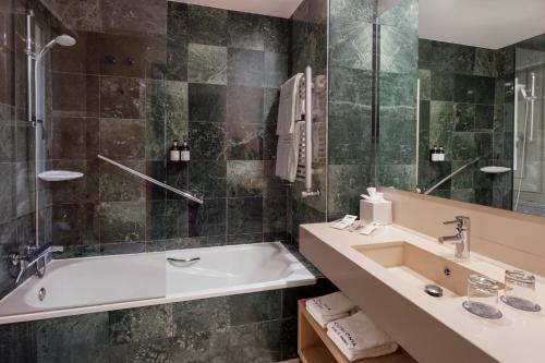 Double or Twin Room image 6