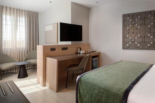 Double Room with Terrace image 5