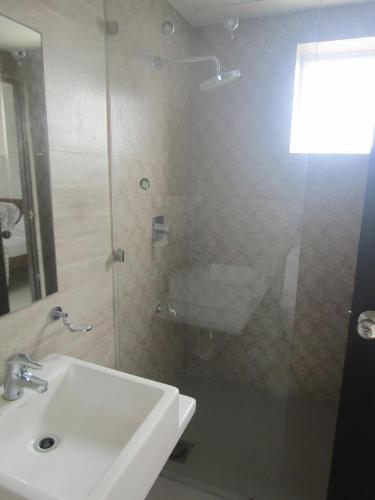 SKYLINE SUITE Penthouse at The Highness Rajagiriya - image 2
