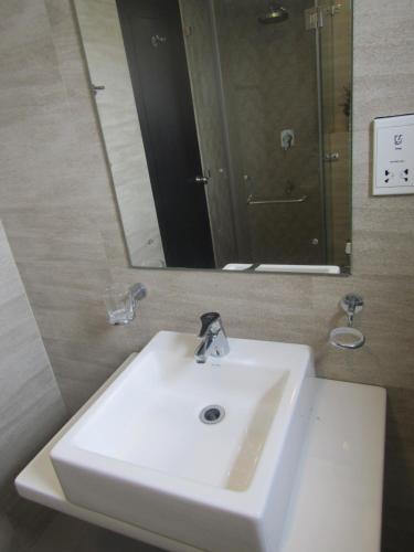 SKYLINE SUITE Penthouse at The Highness Rajagiriya - image 3