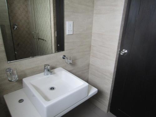 SKYLINE SUITE Penthouse at The Highness Rajagiriya - main image