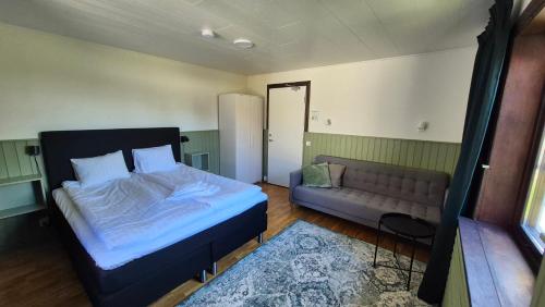 1 queen bed, 1 sofa bed