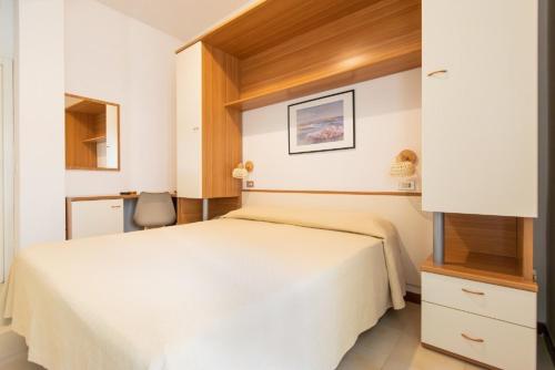 1 queen bed, 1 twin bed, 1 bunk bed