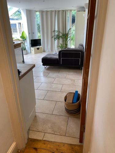 Modern, Spacious 1 Bedroom Garden Flat SW18, London (photo 4)