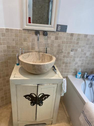 Modern, Spacious 1 Bedroom Garden Flat SW18, London (photo 5)