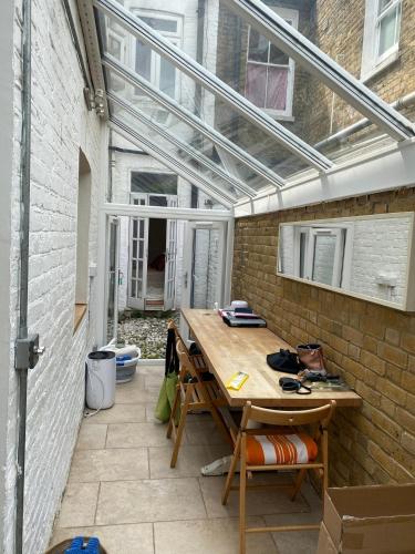 Modern, Spacious 1 Bedroom Garden Flat SW18, London (photo 6)