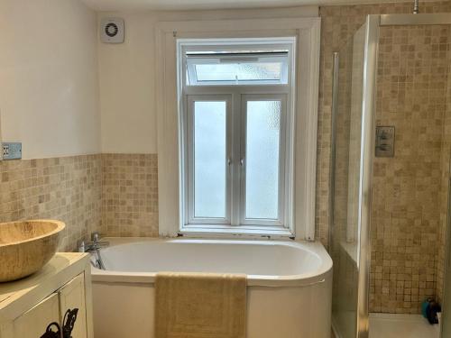 Modern, Spacious 1 Bedroom Garden Flat SW18, London (photo 7)