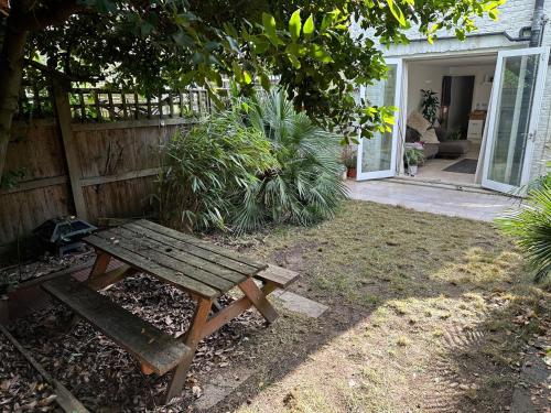 Modern, Spacious 1 Bedroom Garden Flat SW18, London (photo 9)