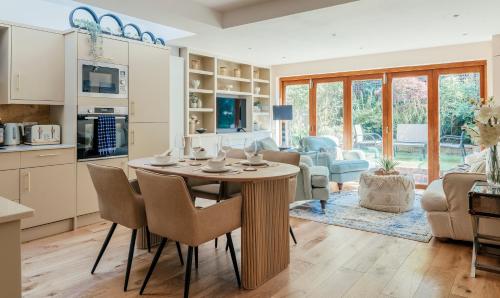 Beautiful Ground Floor Apartment Plus Private Garden, Londra