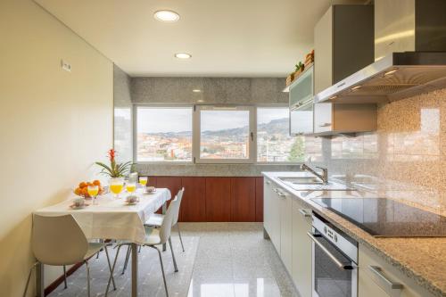 ห้องครัว, Panoramic City View Apartment - Guimarães (Panoramic City View Apartment - Guimaraes) in เครย์โซมิล