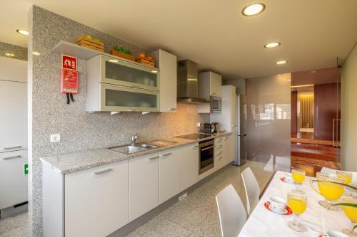 ห้องครัว, Panoramic City View Apartment - Guimarães (Panoramic City View Apartment - Guimaraes) in เครย์โซมิล