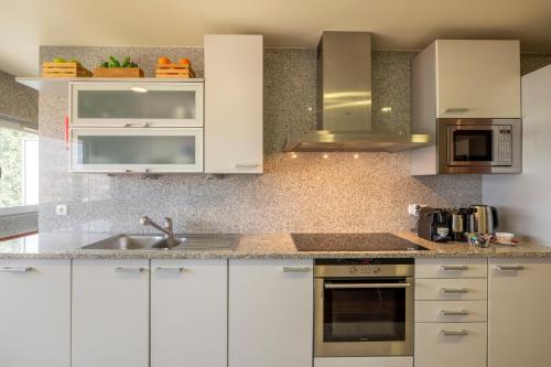 ห้องครัว, Panoramic City View Apartment - Guimarães (Panoramic City View Apartment - Guimaraes) in เครย์โซมิล